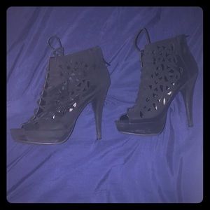 Slightly used black suede heels. Size 8.